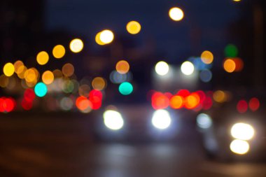 Gece bulanık şehir ışıkları sokak trafiğinin soyut bokeh 'i