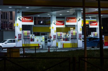 Saint Petersburg / Rusya - 31 Kasım 2020: Bir Shell V benzin istasyonu ve benzin istasyonlarının yakınlaştırılması
