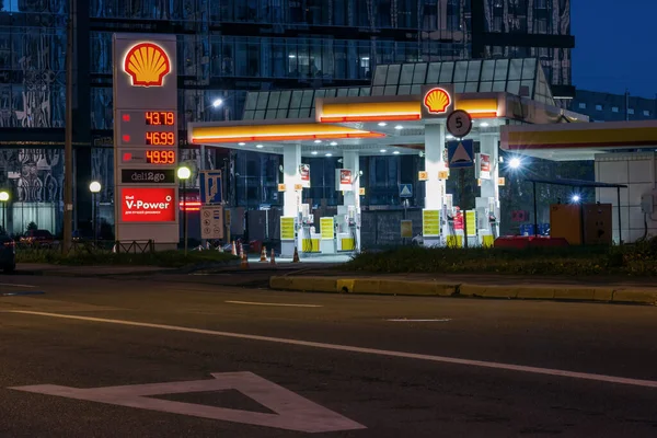 圣彼得堡 俄罗斯 2020年11月31日 壳牌石油站 包括服务价格和黄昏时的小型市场 — 图库照片