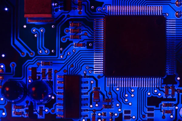 Detailní Záběr Moderní Desky Modře Tištěnými Obvody Pcb Pruhy Vodičů — Stock fotografie