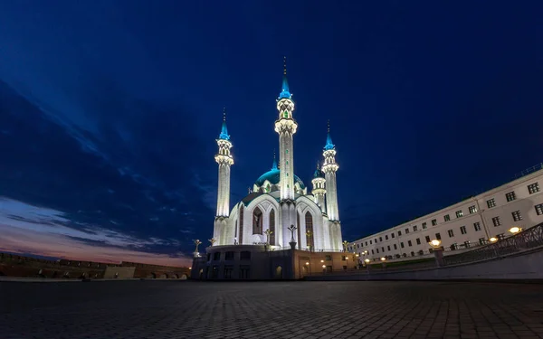 Освещенная Ночная Фотография Мечети Кул Шариф Казанском Кремле Людей Пространство — стоковое фото