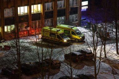 İki ambulans arabası bir çağrı bekliyor. Gece Kışlık Şehrinde Ambulans. Gece vakti doktor çağırmak. Sağlık ve ilaç. Coronavirus. Rusya, St. Petersburg 10 Ocak 2020