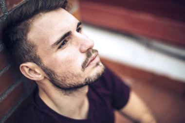 Kentsel environm içinde rahat kıyafetler yakışıklı beyaz genç adam