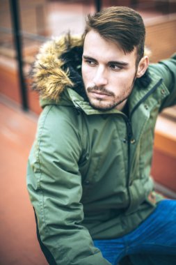 Kentsel environm içinde rahat kıyafetler yakışıklı beyaz genç adam