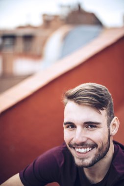 Kentsel environm içinde rahat kıyafetler yakışıklı beyaz genç adam