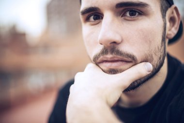 Kentsel environm içinde rahat kıyafetler yakışıklı beyaz genç adam