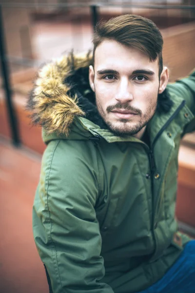 Kentsel environm içinde rahat kıyafetler yakışıklı beyaz genç adam