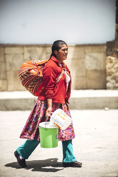 HUARAZ, PERÚ, 10 ENE 2016: Pequeño pueblo en Huaraz con nativos — Foto de Stock