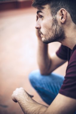 Kentsel environm içinde rahat kıyafetler yakışıklı beyaz genç adam