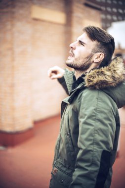 Kentsel environm içinde rahat kıyafetler yakışıklı beyaz genç adam