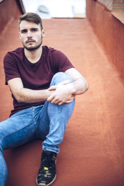 Kentsel environm içinde rahat kıyafetler yakışıklı beyaz genç adam