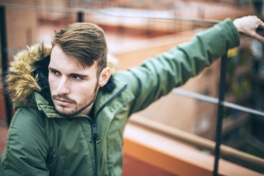 Kentsel environm içinde rahat kıyafetler yakışıklı beyaz genç adam