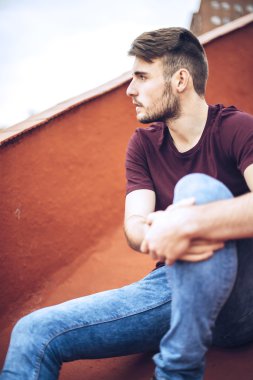 Kentsel environm içinde rahat kıyafetler yakışıklı beyaz genç adam