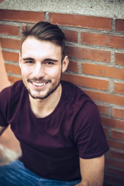 Kentsel environm içinde rahat kıyafetler yakışıklı beyaz genç adam