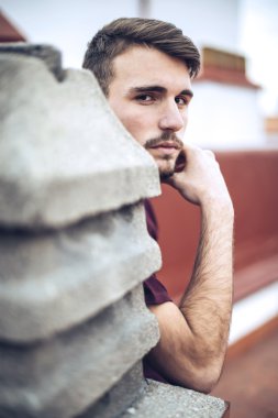 Kentsel environm içinde rahat kıyafetler yakışıklı beyaz genç adam