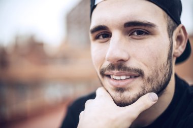 Kentsel environm içinde rahat kıyafetler yakışıklı beyaz genç adam