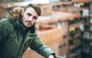 Kentsel environm içinde rahat kıyafetler yakışıklı beyaz genç adam