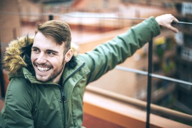 Kentsel environm içinde rahat kıyafetler yakışıklı beyaz genç adam