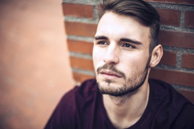 Kentsel environm içinde rahat kıyafetler yakışıklı beyaz genç adam