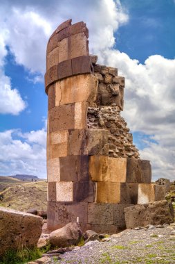 sillustani - pre-İnka mezarlığı (mezar) la'nın kıyılarında