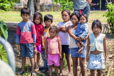 Loreto, Peru - Ocak 02: tanımlanamayan yerel çocuklar ca için poz