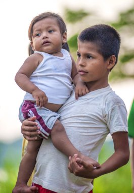 Loreto, Peru - Ocak 02: tanımlanamayan yerel çocuklar ca için poz