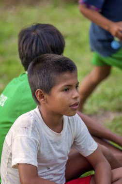 Loreto, Peru - Ocak 02: tanımlanamayan yerel çocuklar ca için poz