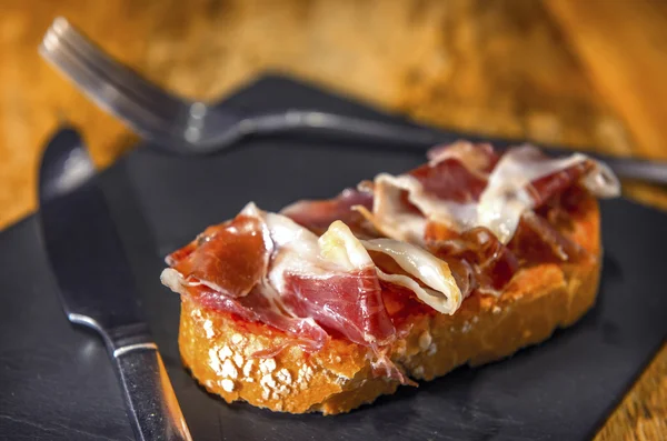 Pintxo spagnolo o pincho, montadito e tapas, dal conte basco — Foto Stock