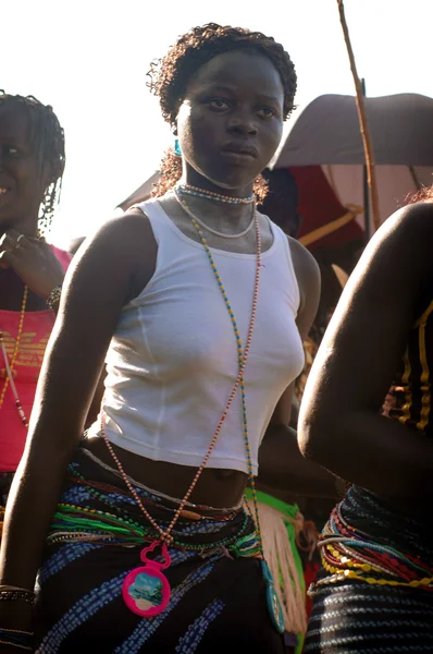 SENEGAL - SEPTEMBER 19: Menn, kvinner og barn i tradisjonelle – stockfoto