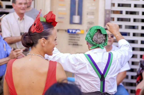 Malaga, Spanien - 14, augusti: Dansare i flamenco stil klä på t — Stockfoto