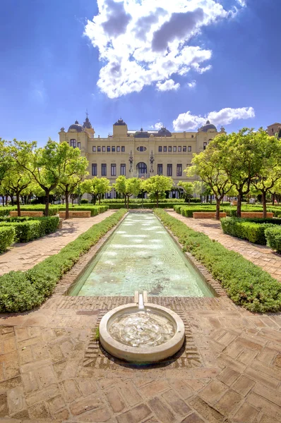 Jardines de Pedro Luis Alonso y edificio del Ayuntamiento de Málaga , — Foto de Stock