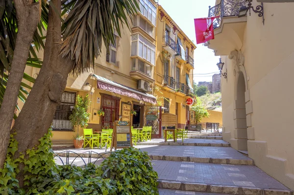 Malaga - 12 juni: straat uitzicht op de stad met cafetaria terrassen en s — Stockfoto