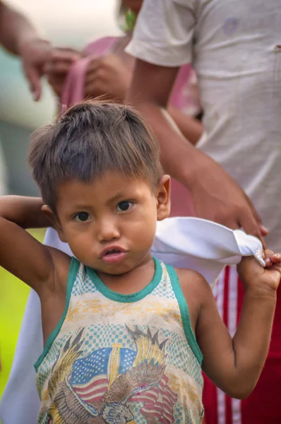 LORETO, PERU - JANUARY 02: Unidentified local kids posing for ca — Stock Photo, Image