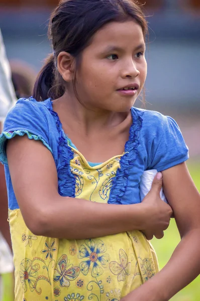 LORETO, PERU - JANUARY 02: Unidentified local kids posing for ca — Stock Photo, Image