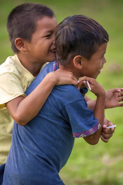 Loreto, peru - januar 02: unbekannte lokale kinder posieren für ca. — Stockfoto