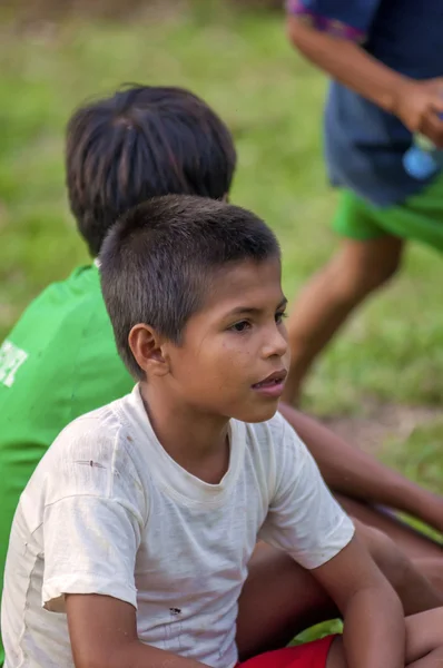 LORETO, PERU - JANUARY 02: Unidentified local kids posing for ca — Stock Photo, Image