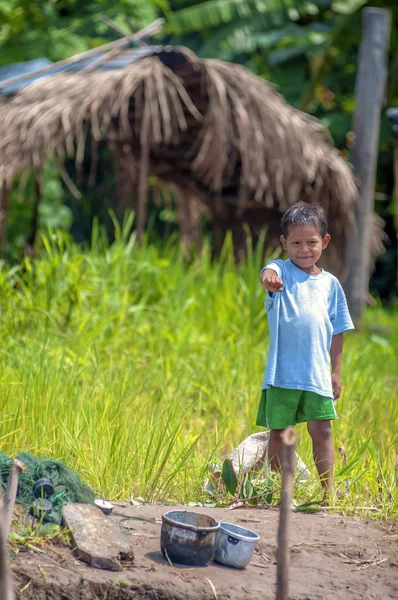 LORETO, PERU - JANUARY 02: Unidentified local kids posing for ca — Stock Photo, Image