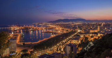 Panoramik gece kenti Malaga, İspanya