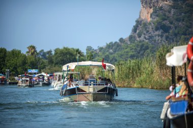 Türkiye, Dalyan, Muğla - 19 Temmuz 2014: Turistik nehir tekne turist Dalyan Nehri'nin ağız ile