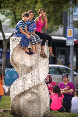 Istanbul, Türkiye - Temmuz 07: Çocuklar üzerinde bir park heykel Temmuz 0