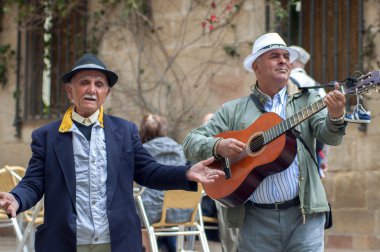 Malaga, İspanya - 29 Nisan: İspanyol gitar ve günah oynayan iki adam