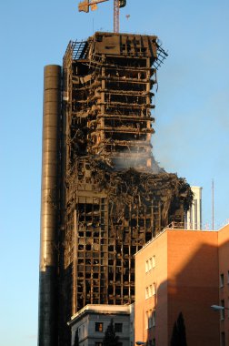Madrid - 13 Şubat: Yanmış binanın Windsor kule Madrid