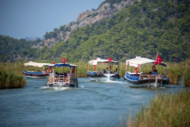 Türkiye, Dalyan, Muğla - 19 Temmuz 2014: Turistik nehir tekne turist Dalyan Nehri'nin ağız ile