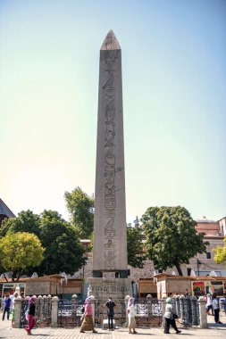 Istanbul - 17 Ağustos: Dikilitaş Theodosius içinde gelen turist