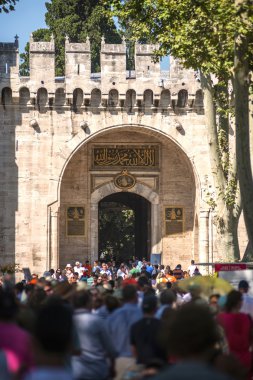 Istanbul, Türkiye - Temmuz 07: Ziyaretçi Temmuz'da Topkapı sarayında 0