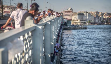 Istanbul, Türkiye - Ekim 09: Balıkçılar Istamb Galata Köprüsü üzerinde
