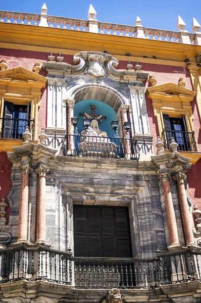 Sculpturen op de gevel van het Bisschoppelijk paleis in Malaga, Spai — Stockfoto