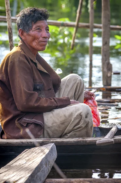 AMAZONIA, PERÚ - DIC 28: Hombre indígena amazónico no identificado c — Foto de Stock