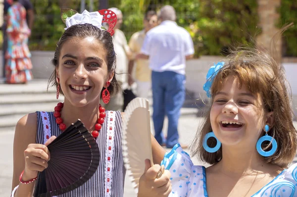 MALAGA, ESPAÑA - 14 DE AGOSTO: Una joven pareja observando a la gente bailar flamenco en la Feria de Agosto de Málaga el 14 de agosto de 2009 en Málaga, España — Foto de Stock