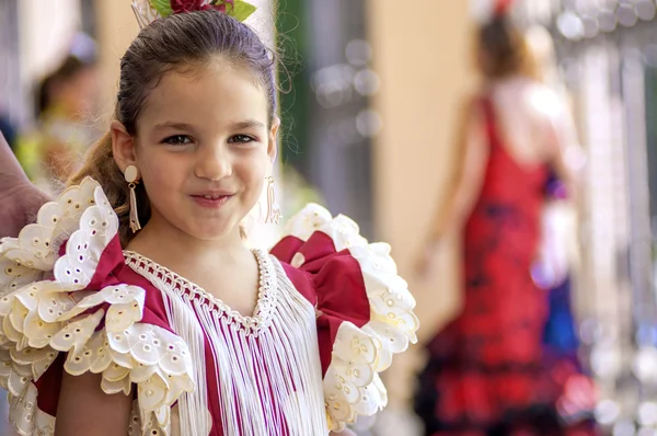 MALAGA, ESPAÑA - 14 DE AGOSTO: Una joven pareja observando a la gente bailar flamenco en la Feria de Agosto de Málaga el 14 de agosto de 2009 en Málaga, España — Foto de Stock